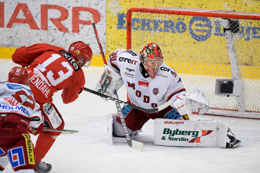 Almtunas Tobias Liljendahl gör 2-2 bakom Modos målvakt