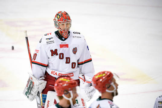 Modos målvakt Anthony Peters deppar