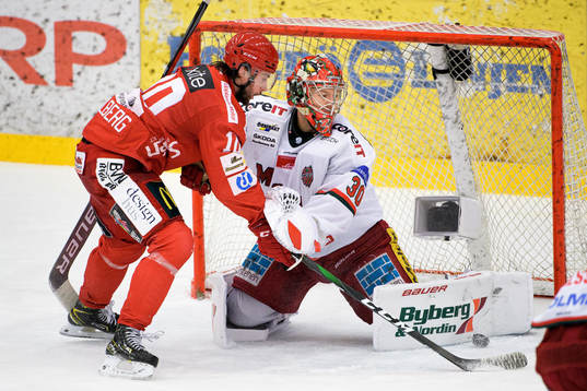 Almtunas Martin Mellberg och Modos målvakt Anthony Peters