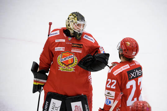 Almtunas målvakt Viktor Andrén jublar