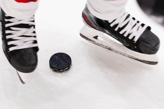 En puck och ett par skridskor