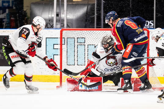 Djurgårdens Ryan Stoa framför Malmö Redhawks målvakt