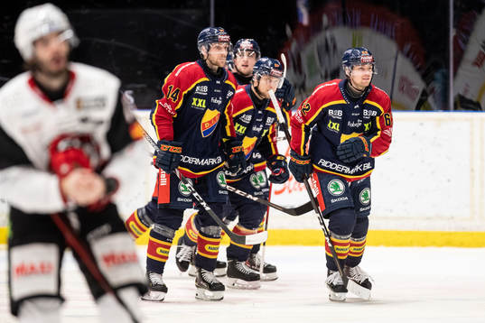 Djurgårdens Manuel Ågren (h) jublar med Tom Wandell