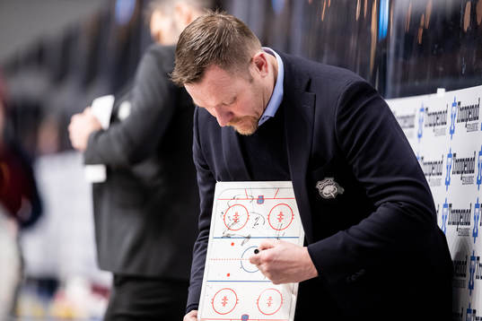 Malmö Redhawks tränare Joakim Fagervall med en taktiktavla