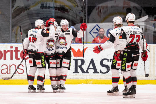 Malmö Redhawks Ponthus Westerholm jublar med lagkamrater