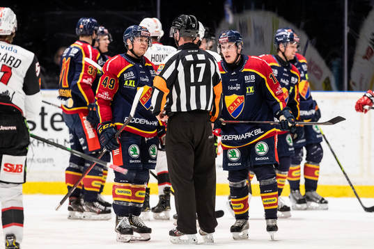 Djurgårdens Rhett Rakhshani och Kalle Östman diskuterar