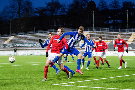 Degerfors Adam Carlén och IFK Göteborgs Alfons Nygaard