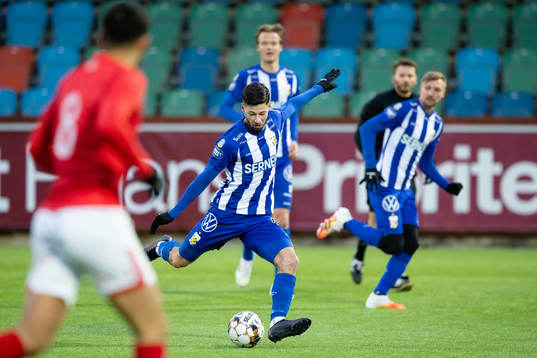 IFK Göteborgs Kevin Yakob skjuter ett skott
