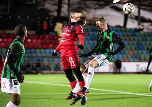 Trollhättans Jonas Emanuelsson och GAIS Theodore Persson