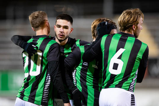 GAIS Daniel Sterner jublar ihop med lagkamrater