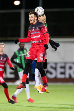 Trollhättans Yoann Fellrath i nickduell med GAIS Jesper