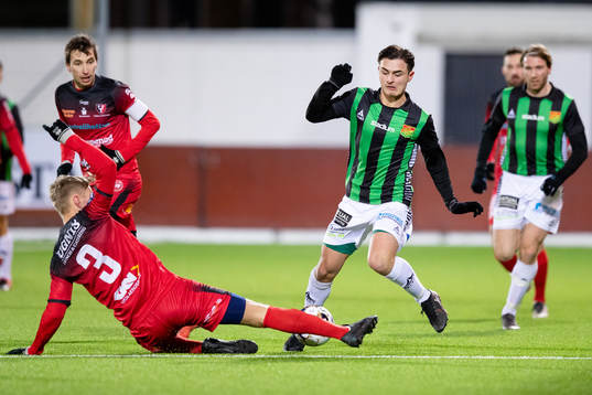 Trollhättans Alexander Almqvist glidtacklar GAIS Emre Balci