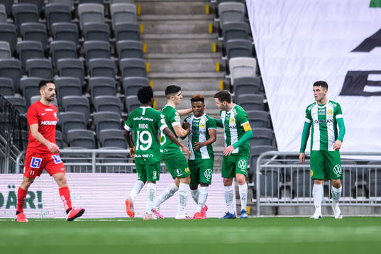 Hammarbys Akinkunmi Amoo jublar med lagkamrater
