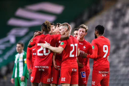 IFK Norrköpings Jonathan Levi jublar med lagkamrater