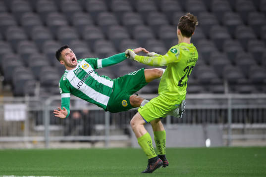 Hammarbys Astrit Selmani och IFK Norrköpings målvakt