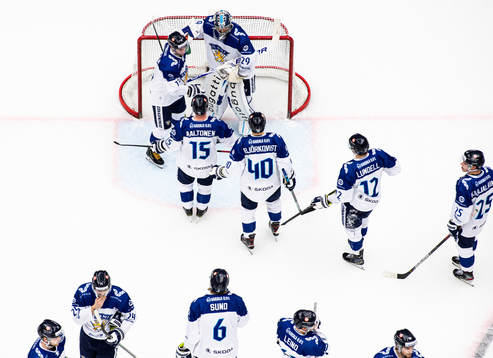 Players of Finland thank goalkeeper Harri Säteri