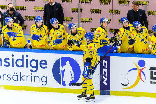 Nils Lundkvist of Sweden celebrate with teammates