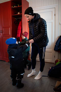 Linus Hallenius måste byta om hemma och klär på sina