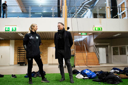 Sundsvalls sportchef Urban Hagblom pratar med fysioterapeut