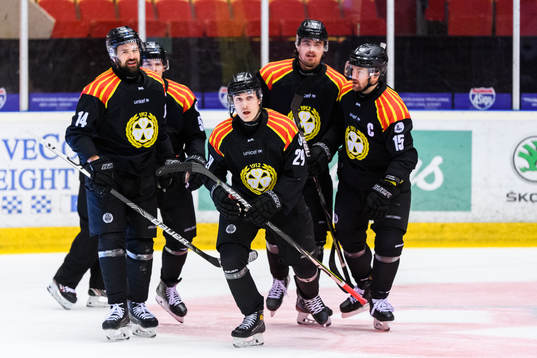 Brynäs Oscar Birgersson jublar med lagkamrater