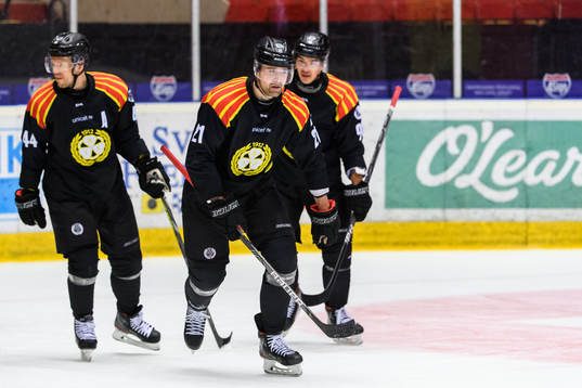 Brynäs Patrik Berglund jublar med lagkamrater
