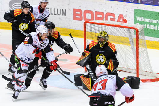 Malmö Redhawks Adam Ollas Mattsson med skott på Brynäs