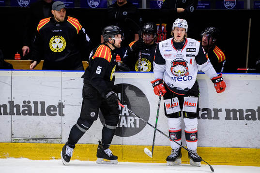 Brynäs Simon Bertilsson och Malmö Redhawks Emil Sylvegård