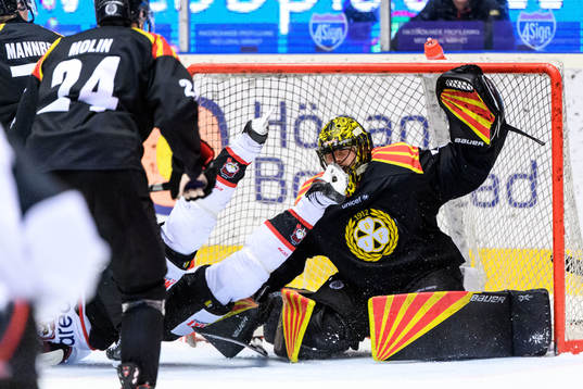 Brynäs målvakt Samuel Ersson får ont
