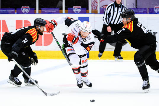 Brynäs Johan Alcén och Tomi Sallinen i en kamp mot Malmö