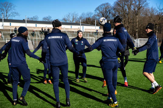 Charlie Weberg och målvakt Anders Lindegaard