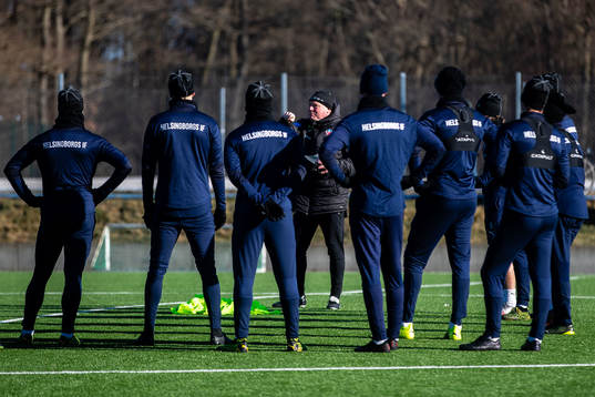 Jörgen Lennartsson instruerar spelare