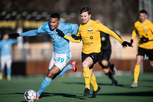 Malmö FFs Amin Sarr och Mjällbys Joel Nilsson