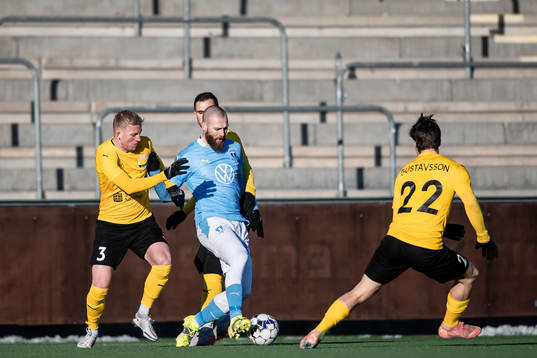 Malmö FFs Jo Inge Berget och Mjällbys Daan Klinkenberg