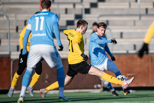 Malmö FFs Eric Larsson och Mjällbys Adam Petersson