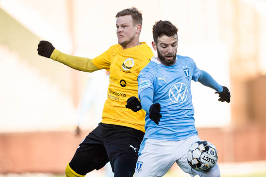 Mjällbys David Löfquist och Malmö FFs Erdal Rakip
