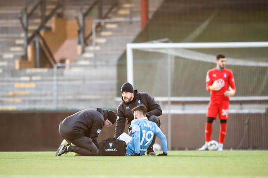 Malmö FFs Erdal Rakip får vård av läkare Ola Svejme och