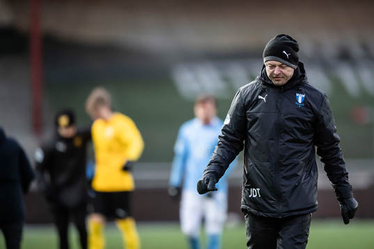 Malmö FFs huvudtränare Jon Dahl Tomasson deppar