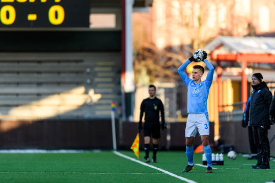 Malmö FFs Jonas Knudsen lägger ett inkast