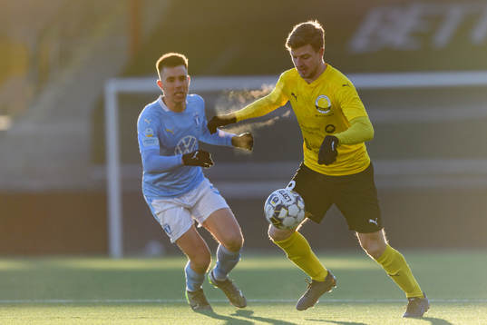 Malmö FFs Jonas Knudsen och Mjällbys Joel Nilsson
