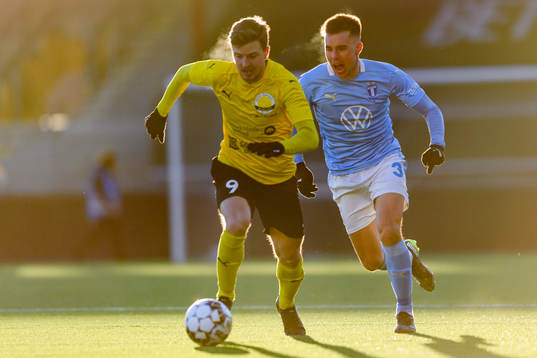 Malmö FFs Jonas Knudsen och Mjällbys Joel Nilsson