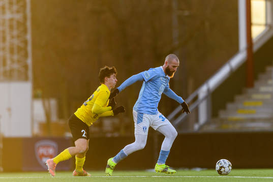 Malmö FFs Jo Inge Berget jagas av Mjällbys Jesper