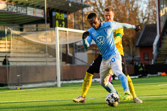 Malmö FFs Bonke Innocent och Mjällbys David Löfquist