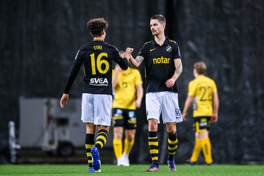 s Robin Tihi och Mikael Lustig jublar