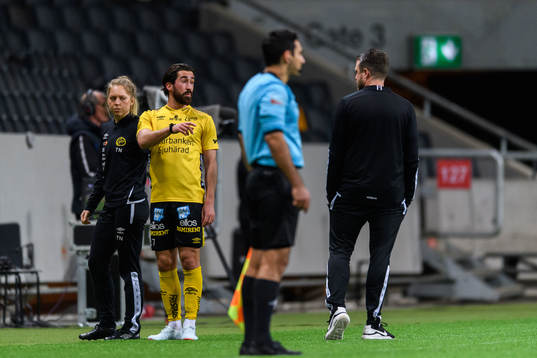 Elfsborgs Frederik Holst i samtal med manager Jimmy Thelin