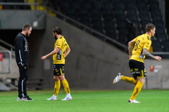 Elfsborgs Frederik Holst i samtal med manager Jimmy Thelin