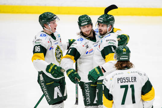 Björklövens spelare jublar med Alexander Deilert