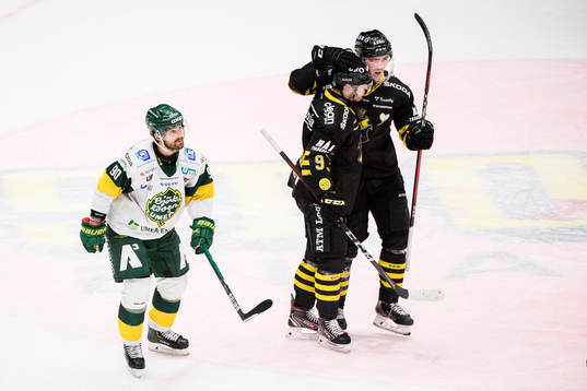 s Nicklas Heinerö och Max Lindholm jublar