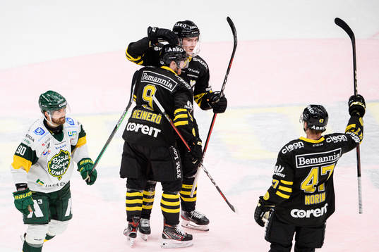 s Nicklas Heinerö, Max Lindholm och Eric Norin  jublar