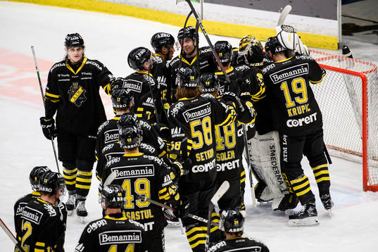 s spelare jublar med målvakt Claes Endre