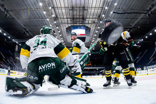 s Nicklas Heinerö , ej i bild, gör 2-1 bakom